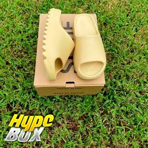 Adidas Yeezy Slides- Desert Sand 🏜